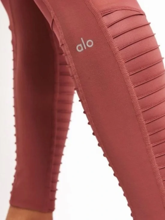 Alo Yoga MOTO LEGGING- ROSEWOOD, Size XS Excellent Condition - Picture 2 of 9